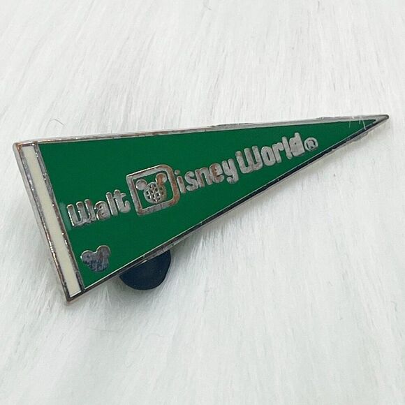 🔮 5/$25 Disney Green Disney World Flag Pin - Picture 1 of 2
